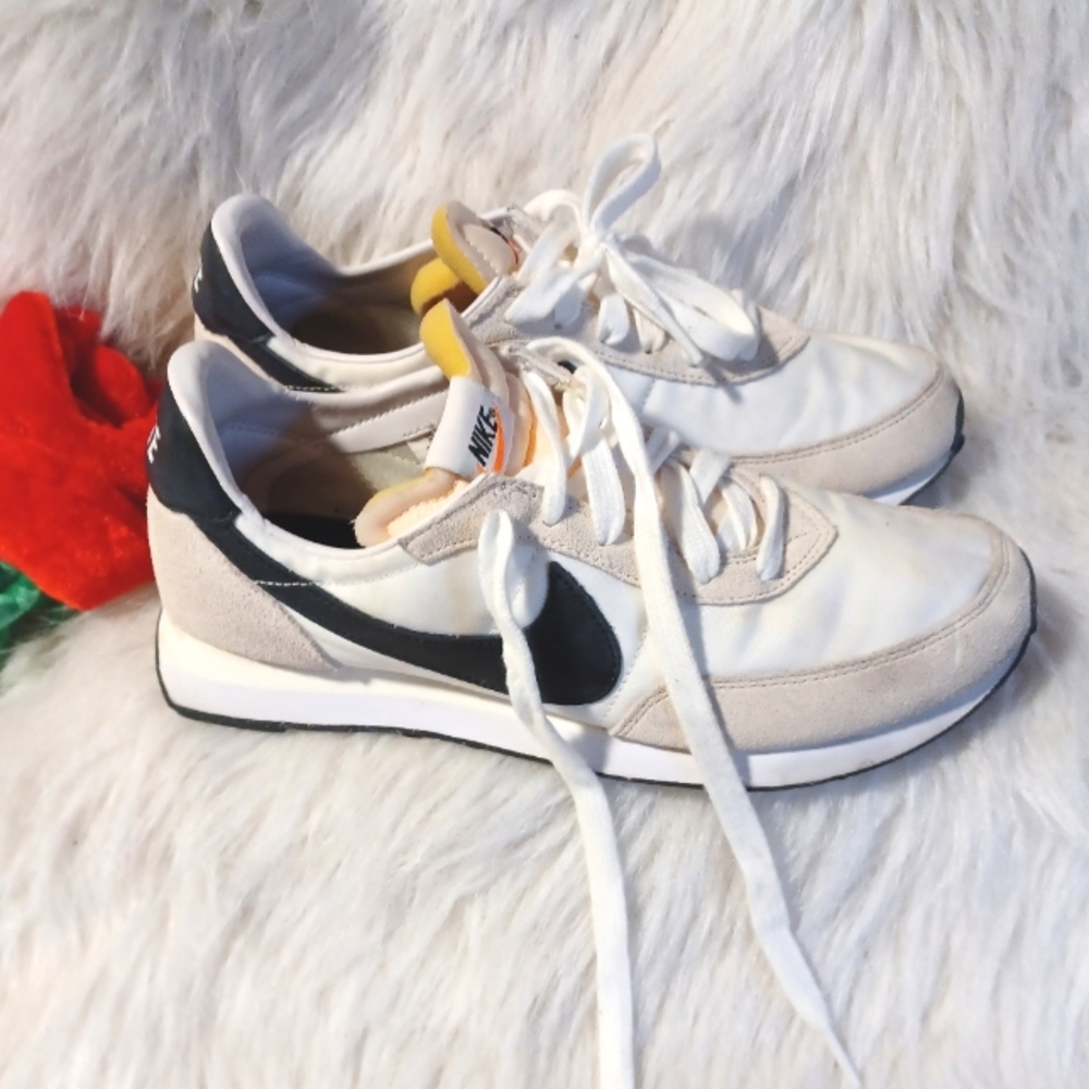 Nike Black/White Sneakers - Picture 2 of 7